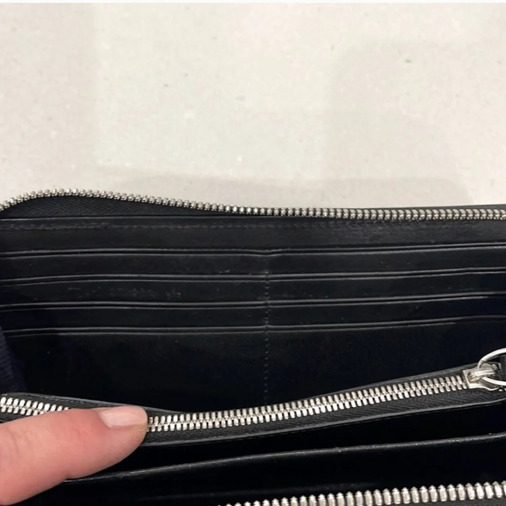 Tumi Black Coated Leather zip Around wallet, Silver Hdwre, GUC